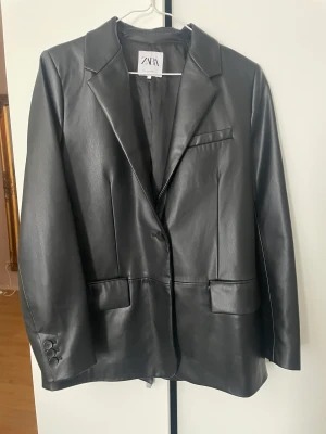 Skinn kavaj zara - Skinnkavaj från zara  Lite oversized på mig som är 168 eftersom det är en storlek L Sparsamt använd 