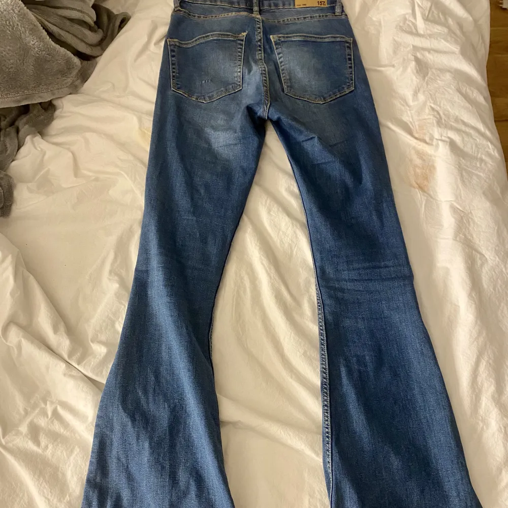 Ett par snygga blåa bootcut jeans, från lager 156. Sitter snyggt på både fram och bak. Även ett väldigt skönt material. . Jeans & Byxor.