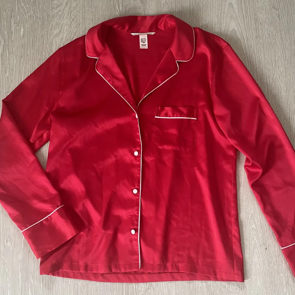 Röd satin pyjamasskjorta från Victorias Secret❤️ Nästan som ny skick och storlek XS med skulle passa S också🌟. Toppar.