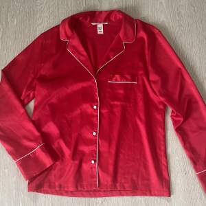 Röd satin pyjamasskjorta från Victorias Secret❤️ Nästan som ny skick och storlek XS med skulle passa S också🌟