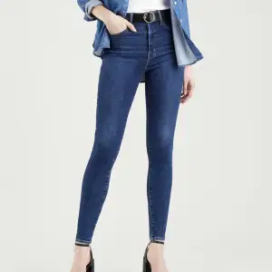 Mile high super skinny jeans från Levis. På hemsidan kallas dem ”Rome in case - blå”, storlek W26/L32.  Använt ett antal gånger men är som nya. 