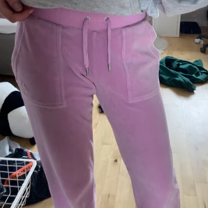 Rosa juicy couture byxor - Jag säljer dessa rosa byxor från juicy couture. De är i fint skick, strl xs. Säljer för 600kr. Syns lite längst ner att de är använda men absolut inget stort och märks inte mycket. Tvättar de självklart innan jag skickar. 