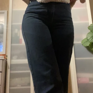 Weekday jeans S - Storlek S och 25 i midjan och är högmidjade Väldigt bekväma🌸