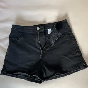 Ett par svarta jeanshorts från H&M, high waist, använda ett fåtal gånger