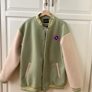 Baseboll jacka i mjukt tyg - Baseboll jacka i dina vårfärger. Oklar storlek och märke men passar på m-xl. Knappt använd :)