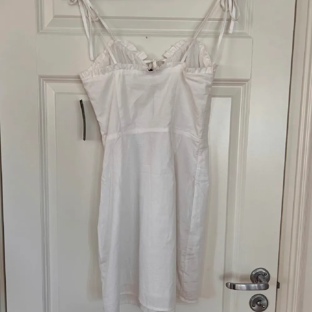 Säljer min superfina backup-studentklänning från Moa Mattsons kollektion med NA-KD! Den är aldrig använd, har testat den men hittade en annan då denna var lite för liten för mig  💖  Kan sänka priset vid snabb affär 😙. Klänningar.