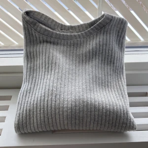 Grå långärmad tröja  - Säljer min grå tröja. Den är grå överallt. Jätte fin på. Kom privat för fler bilder te.x på.