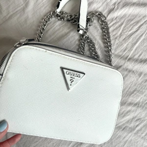 Guess väska - Har allt för många väskor så tyvärr måste denna säljas till någon som gillar den lite mer!❤️