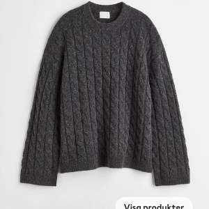 Säljer denna jätte mysiga mörkgråa stickade tröjan från hm. Säljer för 100kr + frakt😍 nypris 350kr💕💕