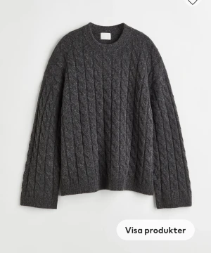 Stickad tröja H&M - Säljer denna jätte mysiga mörkgråa stickade tröjan från hm. Säljer för 100kr + frakt😍 nypris 350kr💕💕