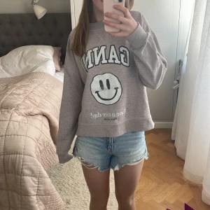 Ganni sweatshirt - Super fin collegetröja från ganni!!😍😍Tröjan är flitigt använd och har en liten fläck på baksida arm (se bild tre) därav priset!!💗💗Färgen är en blandning av grått och och lila/rosa!!🥰