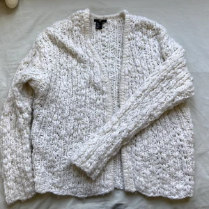 Vit stickad kofta - Vit stickad kofta från H&M! Skriv för fler bilder😁