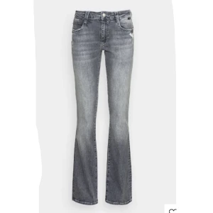 Gråa bootcut  - Säljer dessa slutsålda jeans från Zalando. De är midrise, men jag skulle mer säga att det är lågmidjade. Sitter perfekt på mig som är 162.