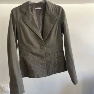 Snygg vårjacka!💘  - Säljer denna jacka då den inte kommer till användning! Inga skador, så mycket bra skick. Kontakta mig vid intresse 💗