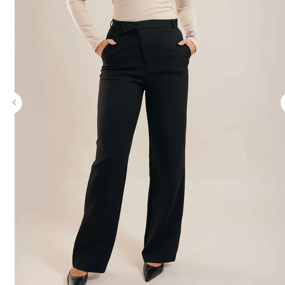 Svarta kostymbyxor från Chiquelle. Oanvända. Ordinarie pris 599kr . Jeans & Byxor.