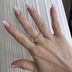 Jättefin ring med vita ”diamanter” och guldfärgad bas✨  Betalning via swish, frakt: 15:- 