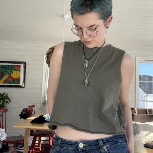 Crop top, Bik Bok, S - Grön croppad tisha från bik bok. Köpte för kanske 4-5 år sedan och använde rätt mycket i början men den passar inte min stil längre. Fin och hel. 