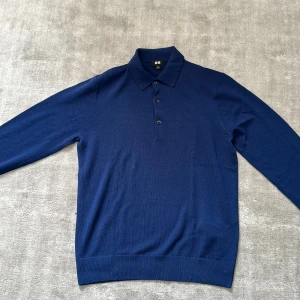 Uniqlo tröja - Uniqlo tröja med krage i merino knappt använd Nypris ca 600kr