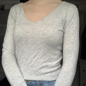 V-ringad tröja - Lätt och väldigt mjuk och skön tröja, silver/ljusgrå i färgen