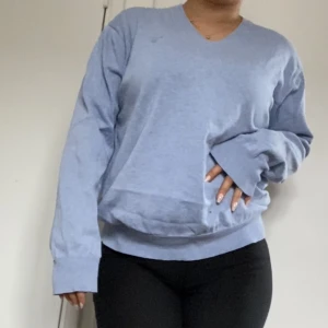 Gant sweater - Superfin ganttröja i babyblå färg. Passar både till byxor men även kjolar inför sommaren då den är av tunnare material. Sitter bra på mig som är en S/M. Skick: bra