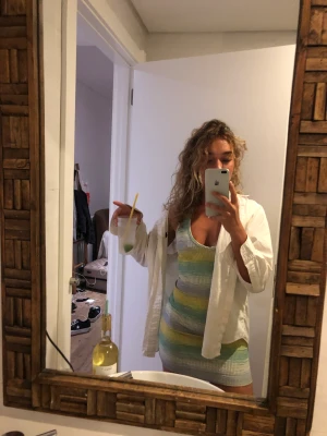 Sommarklänning - Kort klänning med öppen rygg. Från Stradivarius i storlek M men är som en S (jag har S i allt annat)💕💕