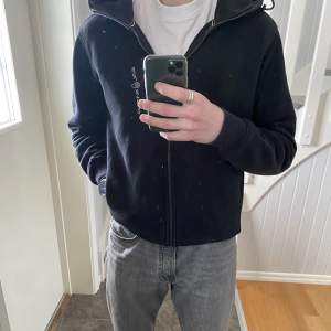 Säljer min svarta sail racing hoodie i storlek S då jag inte längre använder den, köpte den för runt ett år sen men är är sparsamt använd. Skick 8/10