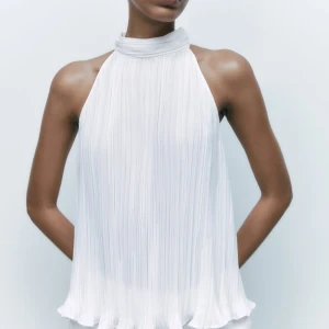 Vit Topp - Supersnygg topp som passar perfekt till fest eller middagar! Aldrig använd utan endast testad, prislappen hänger kvar! Köparen står för fraktkostnaden.