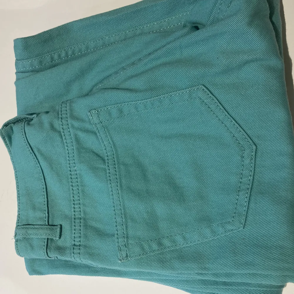 Ett par gröna jeans från hm använda 1 gång köpte för 100 säljer för 50kr, inte min stil längre💞. Jeans & Byxor.