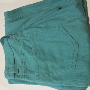 Gröna jeans - Ett par gröna jeans från hm använda 1 gång köpte för 100 säljer för 50kr, inte min stil längre💞