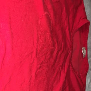 Calvin Klein t shirt  - Inte mycket använd, storlek XL barn men passar upp till M i vuxen storlek! 