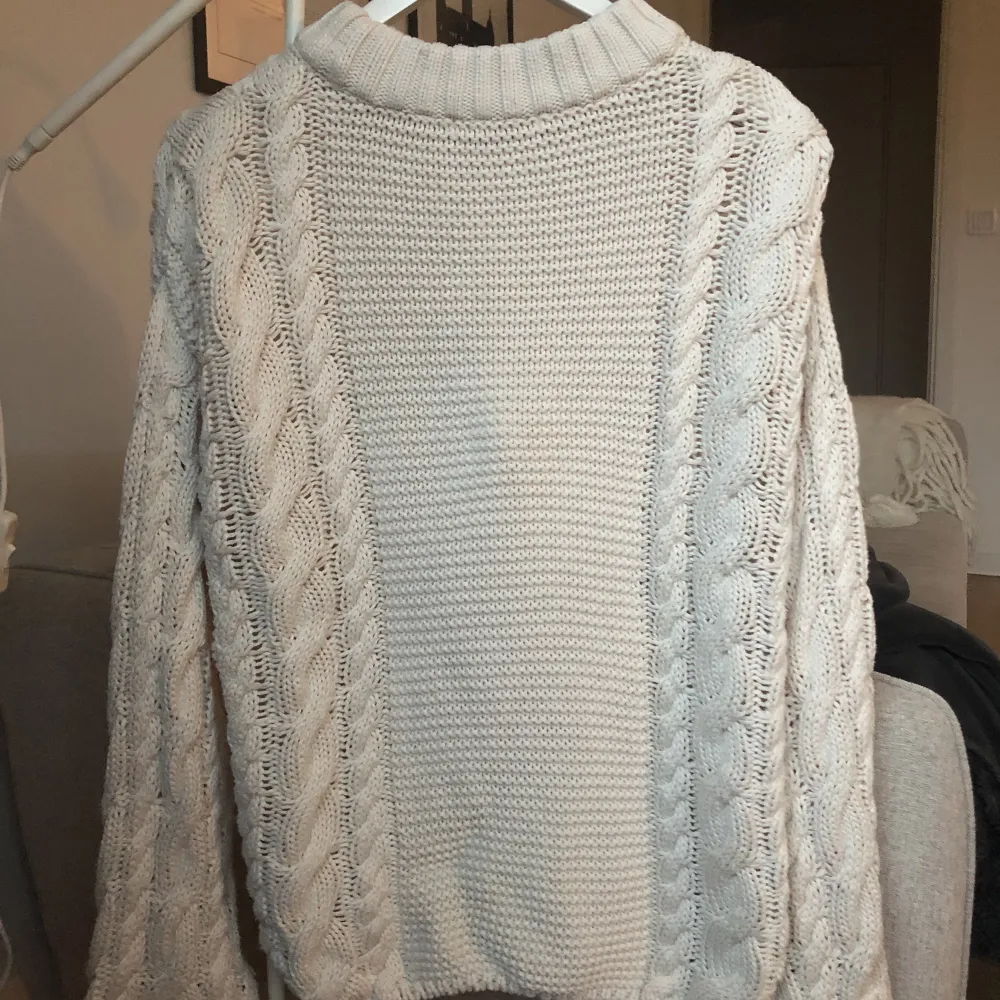 Kabelstickad oversize tröja från Gina Tricot i stl S. Endast använd ett fåtal gånger!. Tröjor & Koftor.