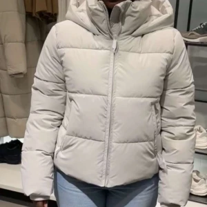 Zara jacka  - En assnygg  jacka från zara. Bara använd en gång. 💓 