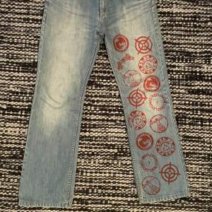 Feta jeans som inte kommer till användning Passform är staight leg lite loose fit också Nypris 1700kr Går ej att köpa längre 