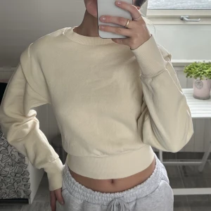 Tröja  - Super fin tröja med fina detaljer i midjan och på ärmarna, bra skick! 💛