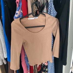 Lång armad topp - Från lager 157 storlek Xs/s använd ett par gånger helt ny fläcken på baksidan går bort när man tvättar.  