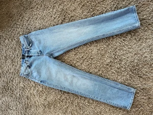 Ljusa jeans - Ett par NEUW jeans som jag köpte för något år sedan som nu har blivit för små för mig. Storleken är 31 : 32. Nästan aldrig använt.