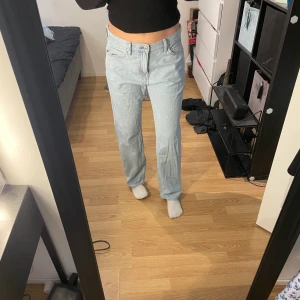 Jeans - Herr jeans från HM i storlek 34/32 passar er lite längre (jag är 180cm)