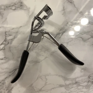 Ögonfransböjare - Ögonfransböjare från normal