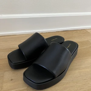 Sandaler i läder - & Other Stories  - Helt oanvända sandaler i läder, storlek 38.  Från & Other Stories, originalproduktioner 990kr. Säljer pga fel storlek