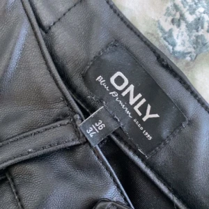 Skinnbyxor - Säljer dessa svarta skinnbyxor! De är använda ett fåtal gånger men är i fint skick. Jag känner att jag inte har någon användning av de och därför säljer jag de.
