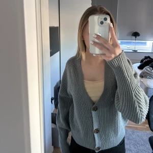 Stickad cardigan , Vero Moda - Säljer denna stickade cardigan från Vero Moda i storlek XS🖤 Den har använts 1 gång sedan tidigare. Jag är 160cm och brukar ha kläder i storlek XS men denna är lite för stor så skulle säga att den även passar S-M och kanske L💗
