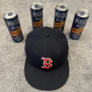 New Era Boston Keps  - Säljer nu en New Era keps i utmärkt skick, kepsen är använd 1-2 gånger men har lite damm eftersom att den bara legat på rummet. Den är köpt på Hat Store för 499kr. Skriv gärna ett meddelande ifall du har någon fråga eller liknande ☺️