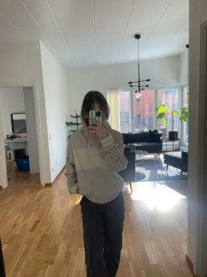 Oversized Levis hoodie - Grå/beige/vit Levi’s hoodie, oversized och superskön! Knappt använd!