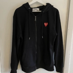 CDG Play Hoodie Black Large - Small fit so size up. This is therefore medium. 