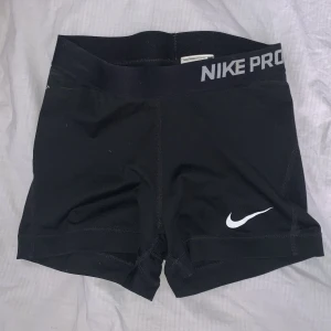 Frächa Nike PRO shorts  - En del använda men i fint skick!