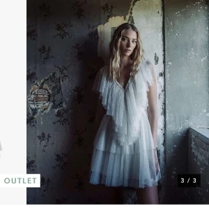 Studentklänning  - Intressekoll på min otroligt fina studentklänning från Ida Sjöstedt som bara är testad men aldrig använd. (Lapparna finns kvar) nypris 4600 priset går att diskuteras vid snabb affär 