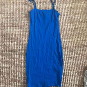 Mörkblå sommarklänning - Säjer denna tajta klänningen från newyorker. Köpte för något år sedan men har använt den max 3 gånger ❤️