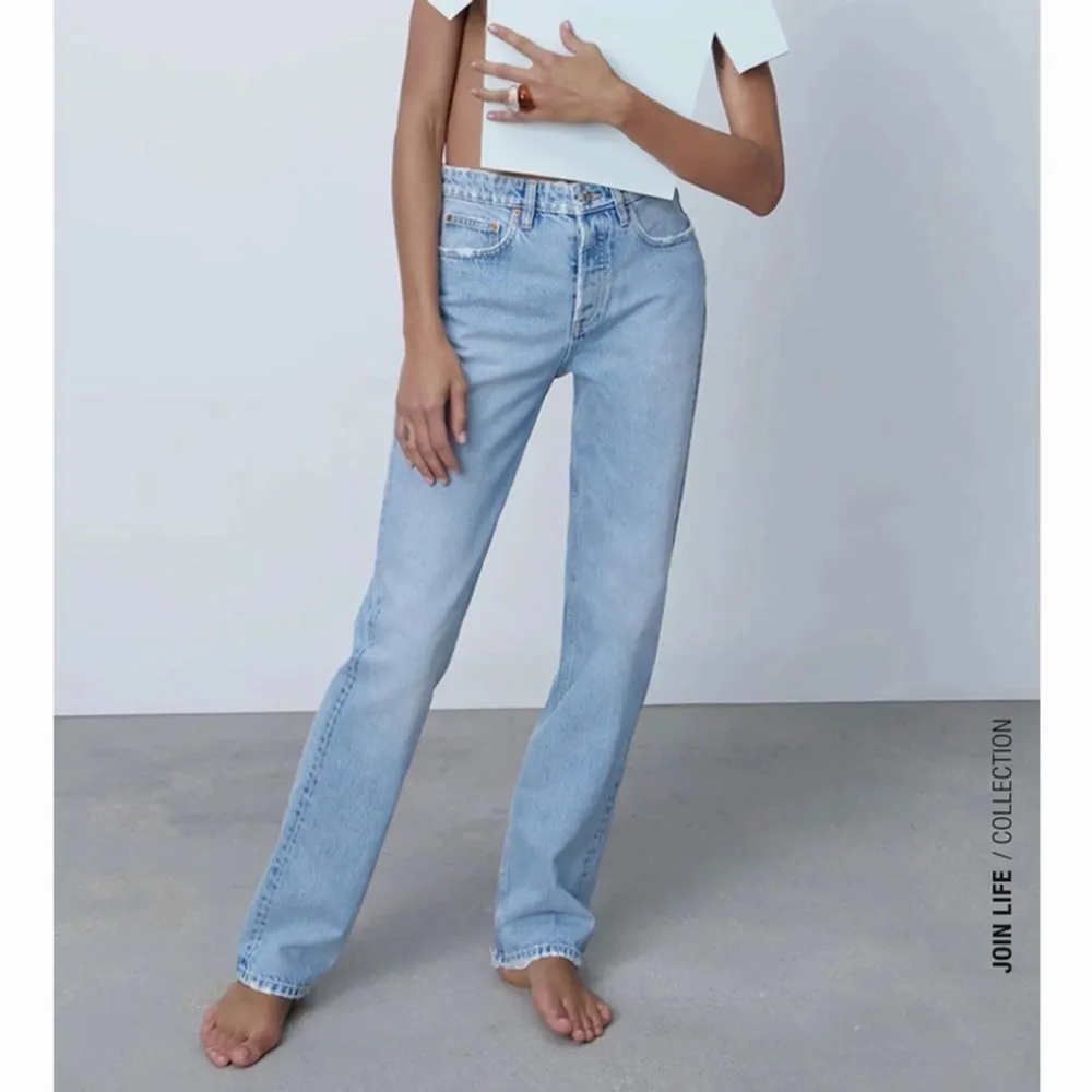 Säljer dessa fina Zara jeans! I den mycket eftertraktade modellen mid rise straight! Tror det är den ljusaste eller näst ljusaste färgen (ljusare än på andra bilden irl) Köpta från deras hemsida 2022 för 350kr. Säljer då de är för små och inte passar mig.. Jeans & Byxor.