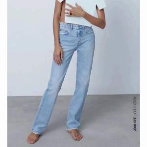 Säljer dessa fina Zara jeans! I den mycket eftertraktade modellen mid rise straight! Tror det är den ljusaste eller näst ljusaste färgen (ljusare än på andra bilden irl) Köpta från deras hemsida 2022 för 350kr. Säljer då de är för små och inte passar mig.