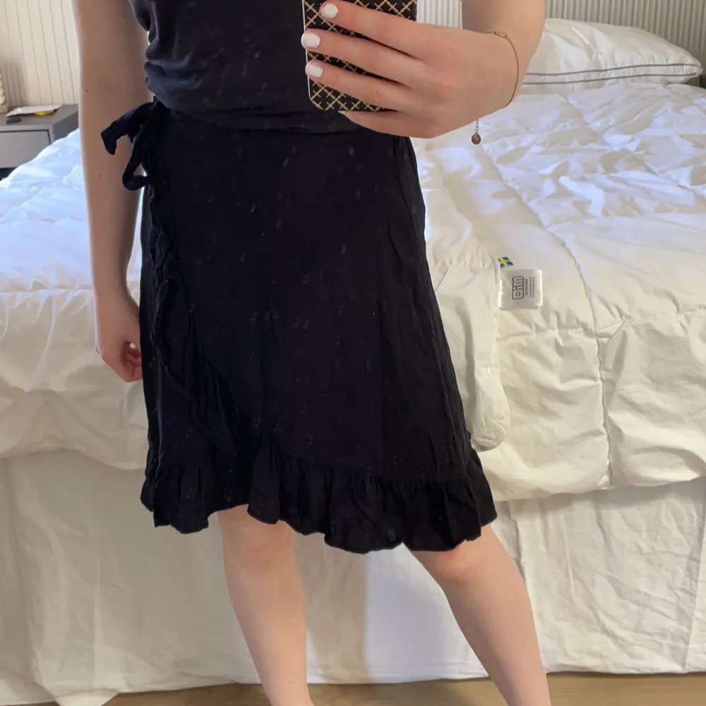 Säljer denna kjol som börja bli för liten för mig nu. Har inte bra defekter! 🫶🏻😍. Kjolar.